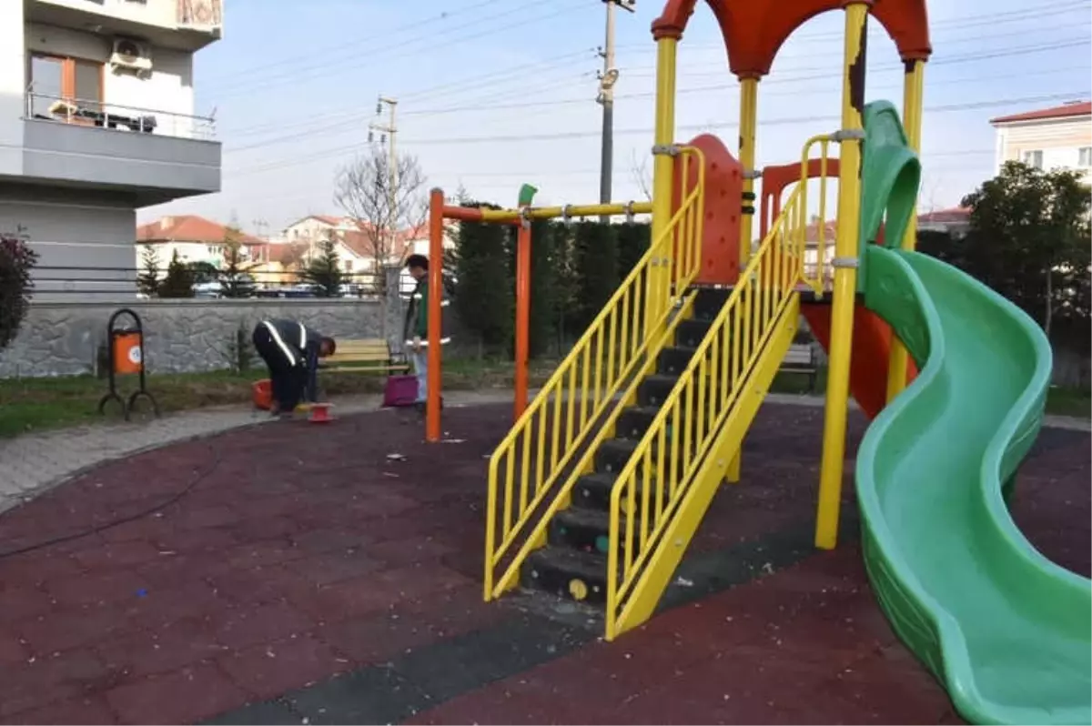 Park ve Bahçelerin Bakımı Yapılıyor