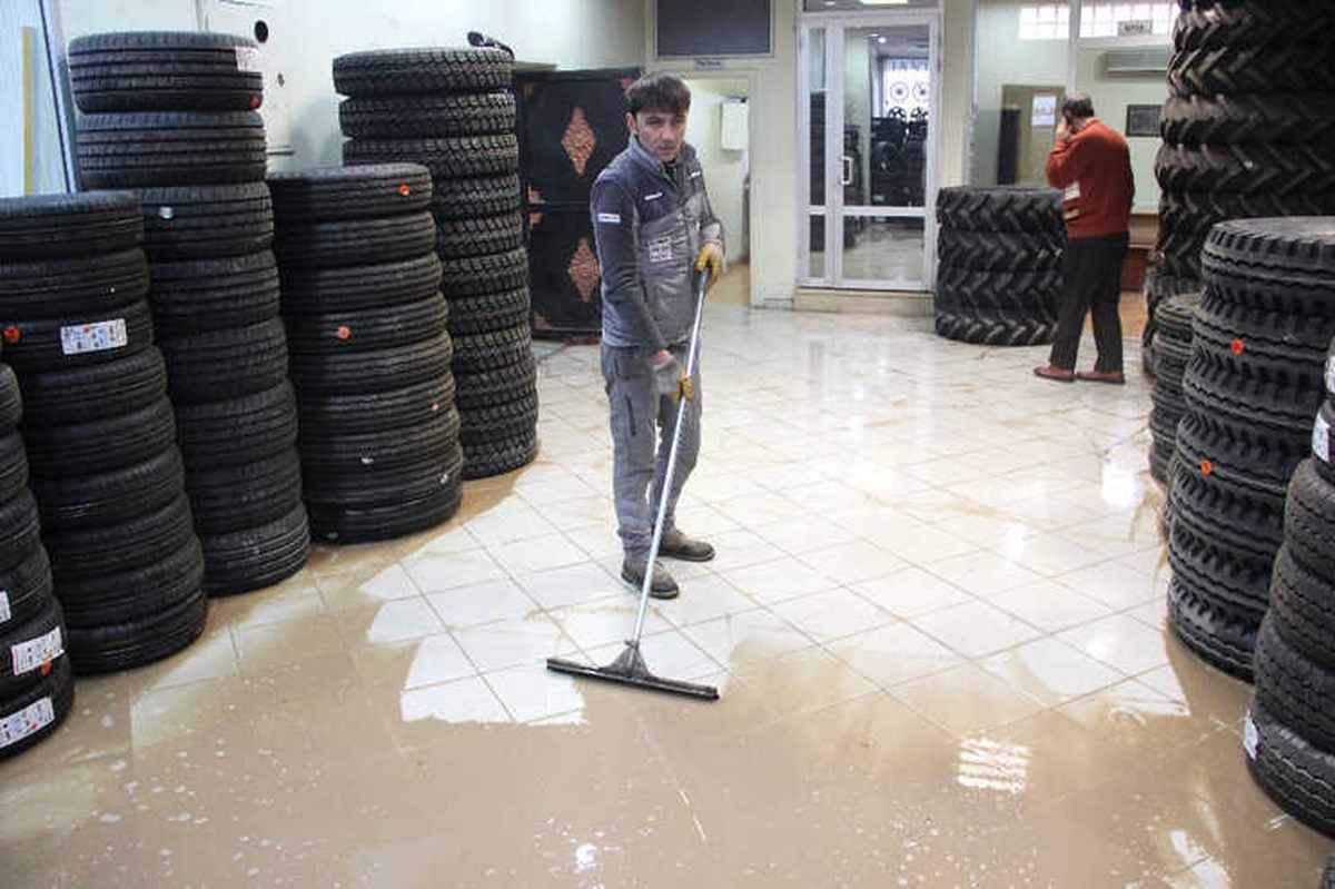 Şebeke Borusu Patladı, Dükkanlar Sular Altında Kaldı