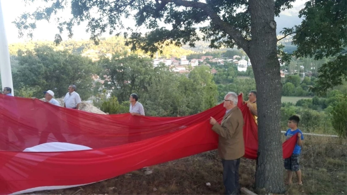 Sosyal Medyadan Kampanya Yapıp Köylerine Dev Türk Bayrağı Diktiler