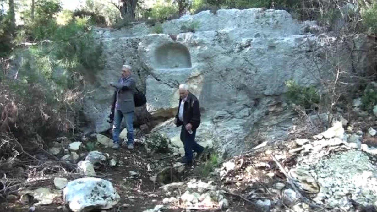Tarihi Kaya Mezarları Define Avcıları Tarafından Tahrip Edildi