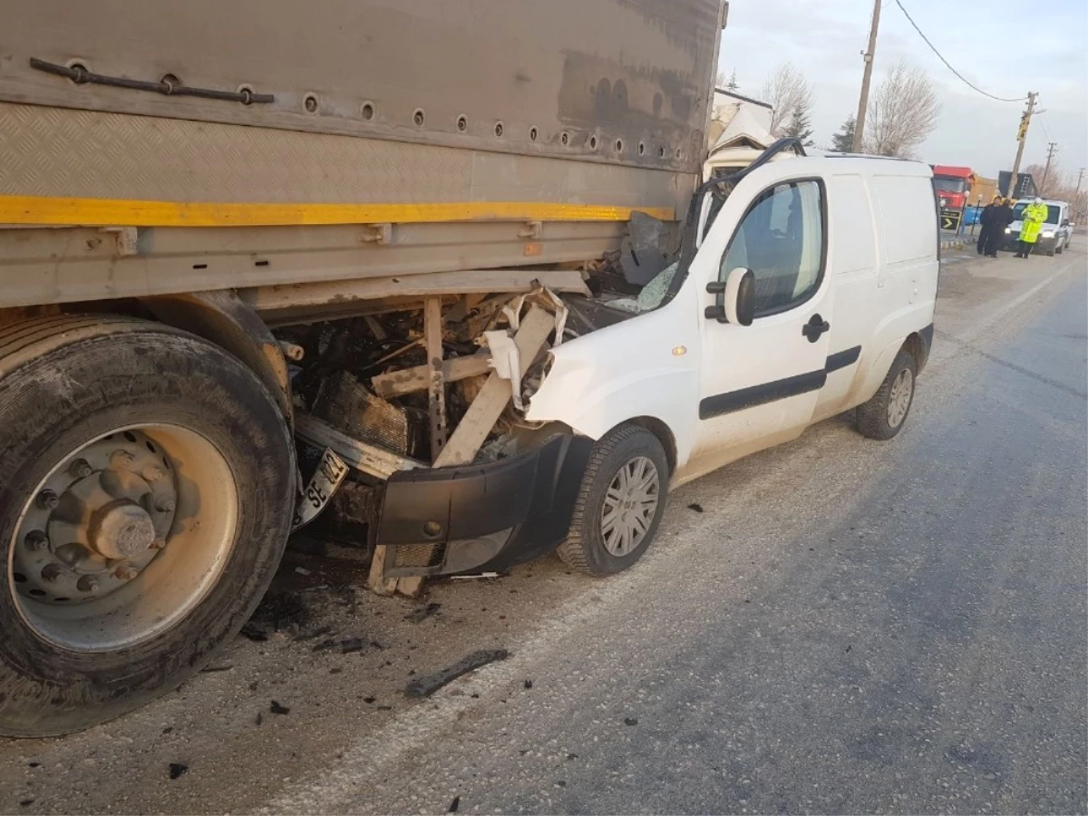 Tıra Arkadan Çarpan Gazete Dağıtım Aracı Sürücüsü Yaralandı