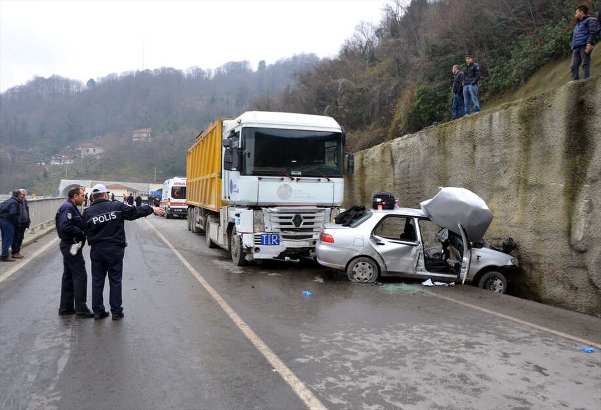 Zonguldak\'ta Trafik Kazası: 1 Ölü, 2 Yaralı