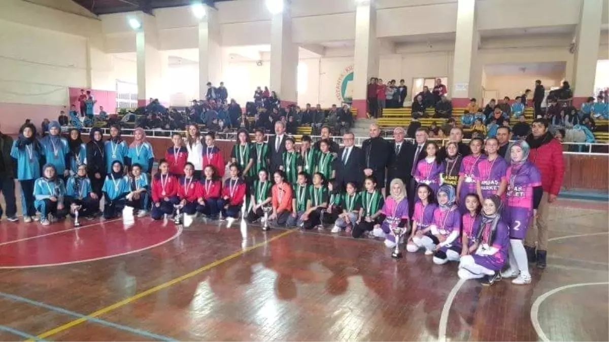 Aslanapa Yıldızlar Kız Futsal Takımı Şampiyon Namağlup Oldu