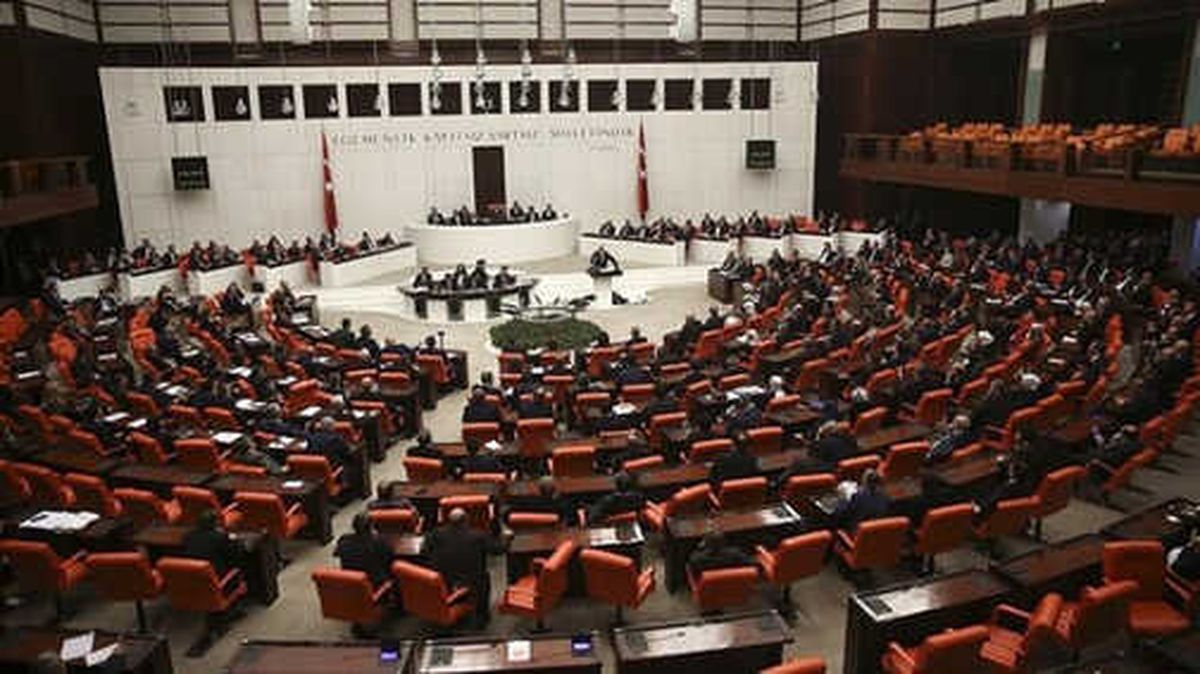 CHP Grup Başkanvekili Özgür Özel\'e Uyarı Cezası