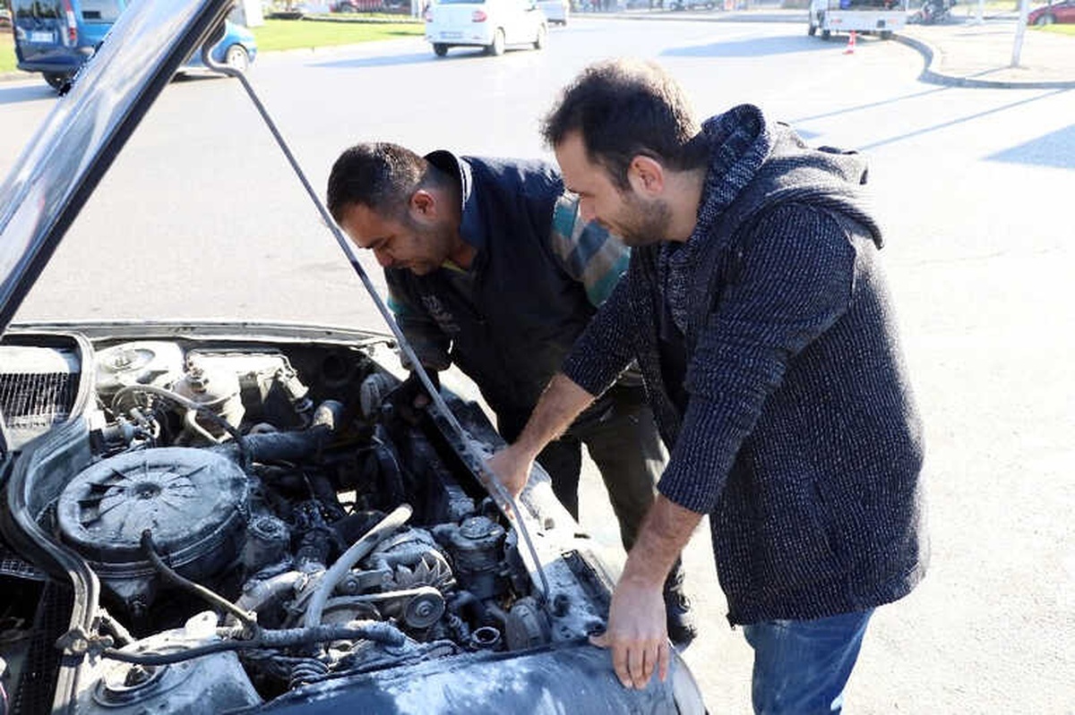 Eski Model Otomobil Seyir Halindeyken Yandı