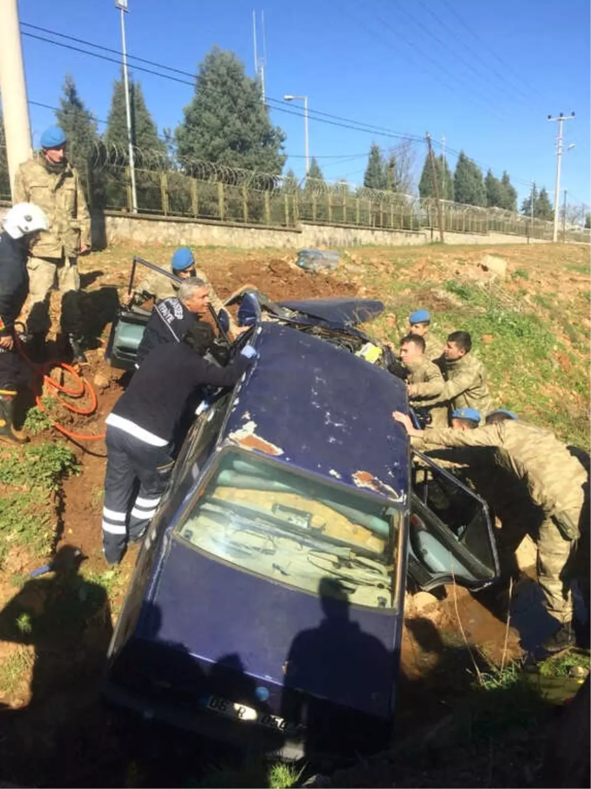 Kanala Uçan Otomobilin Sürücüsünü Komandolar Kurtardı