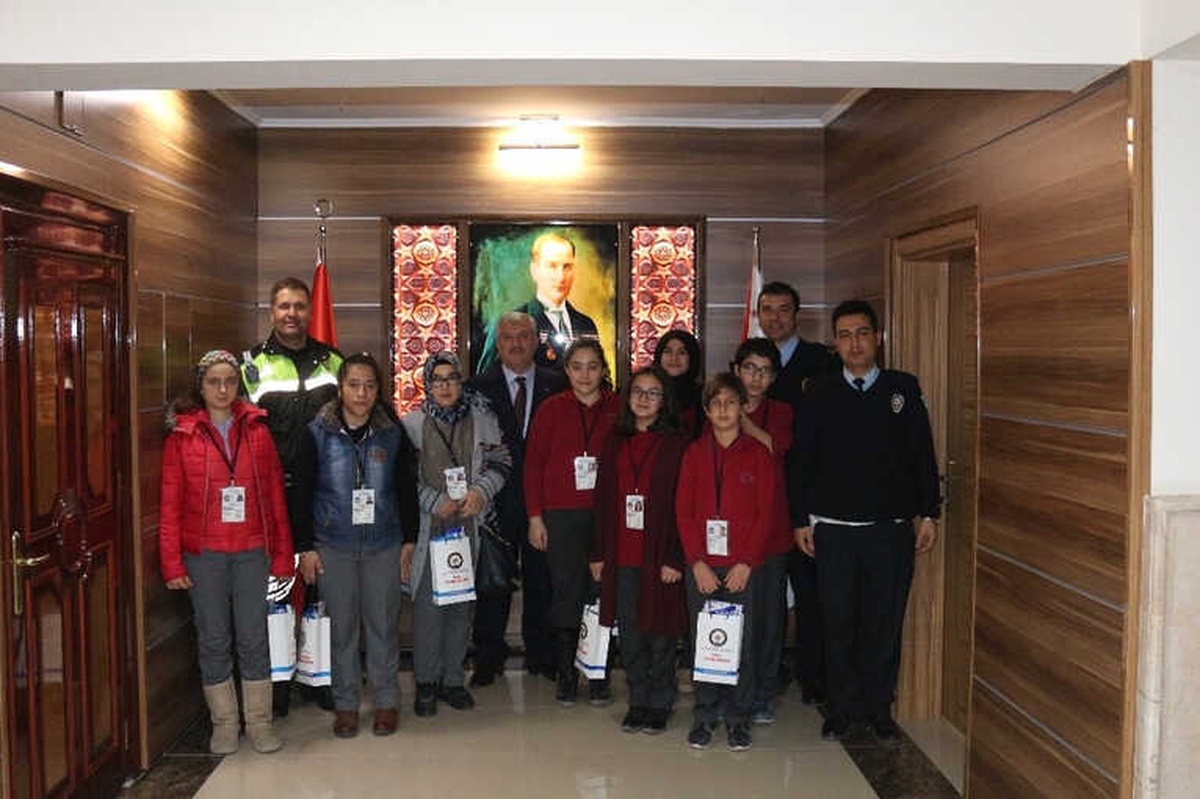 Karaman\'da 15 Öğrenci ile 1 Veliye Okul Geçidi Görevlisi Belgesi Verildi