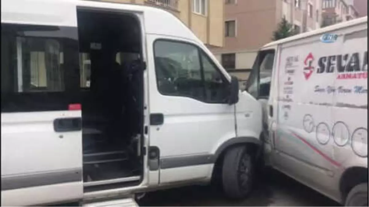 Kartal\'da İki Minibüs Çarpıştı: 6 Yaralı