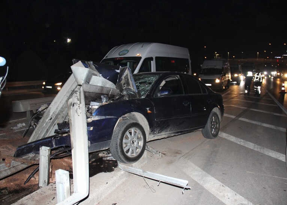 Otomobil Bariyerlere Saplandı: 3 Yaralı