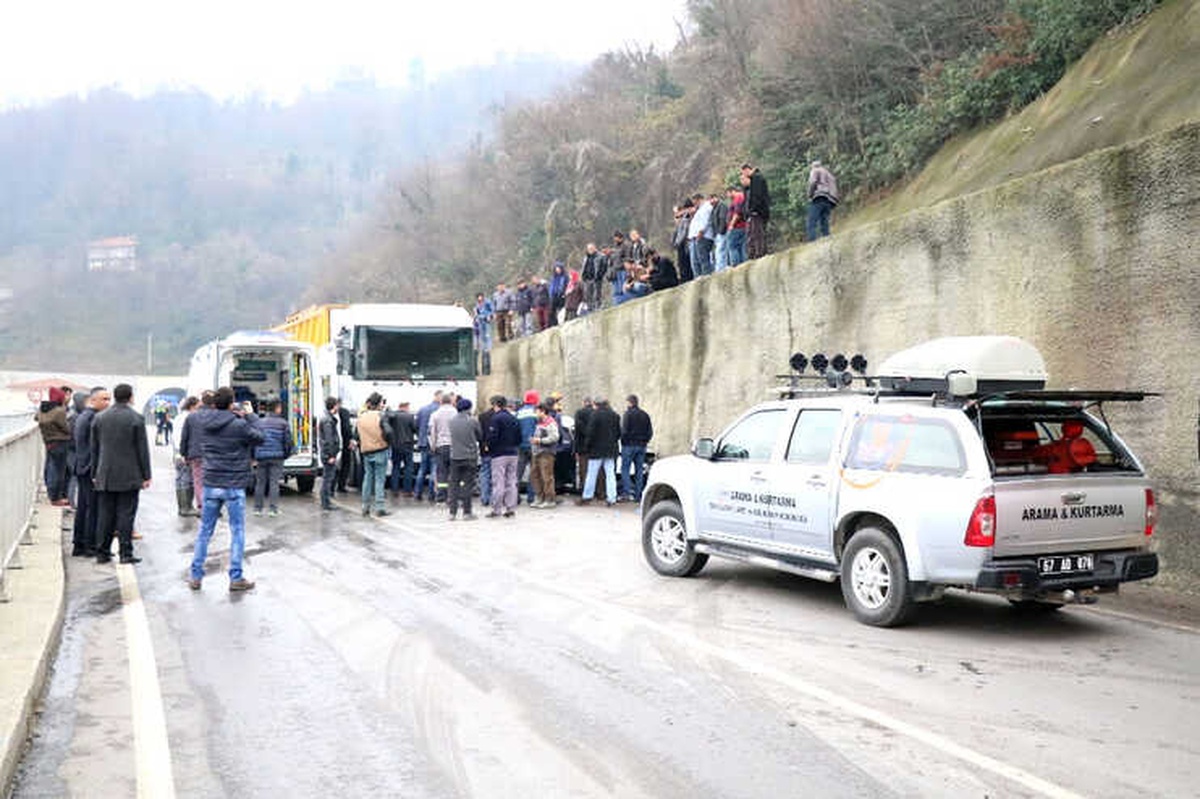 Otomobil Uçuruma Yuvarlandı, Burunları Bile Kanamadı