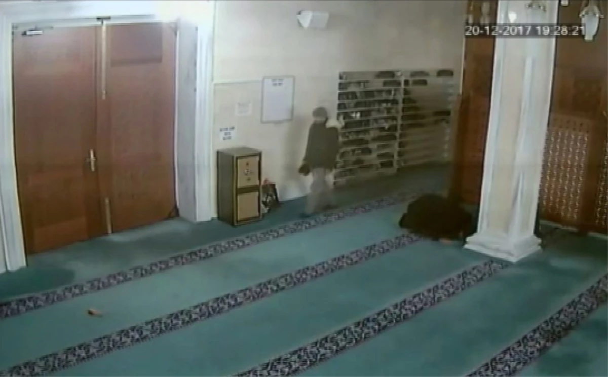 Camiye Dadanan Ayakkabı Hırsızları Kamerada