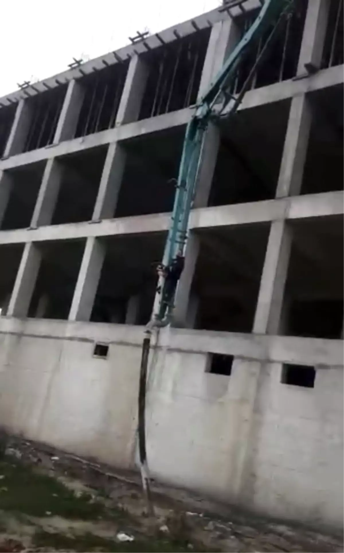 İnşaat İşçisinin Ölüme Meydan Okuyan Tercihi Kamerada