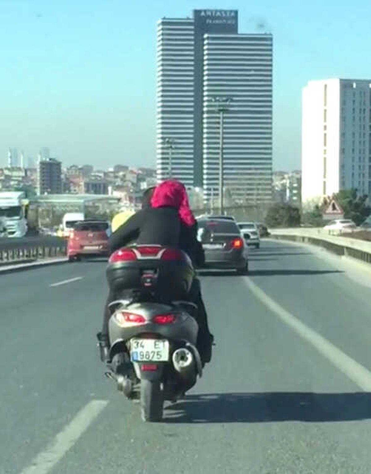Motosiklete Bebeğiyle Binen Çift Kamerada