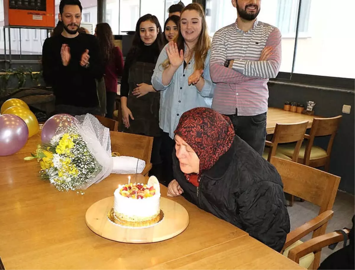 Üniversite Öğrencilerinden Rahime Teyzeye Doğum Günü Sürprizi