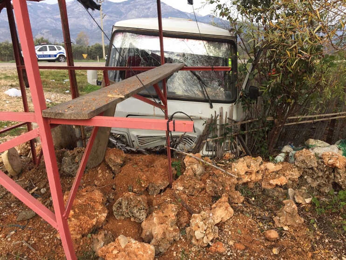 Suriyeli İşçileri Taşıyan Minibüs Kaza Yaptı: 13 Yaralı