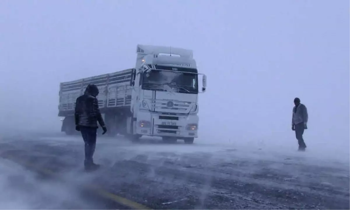 Tırlar Sahara Geçidinde Mahsur Kaldı