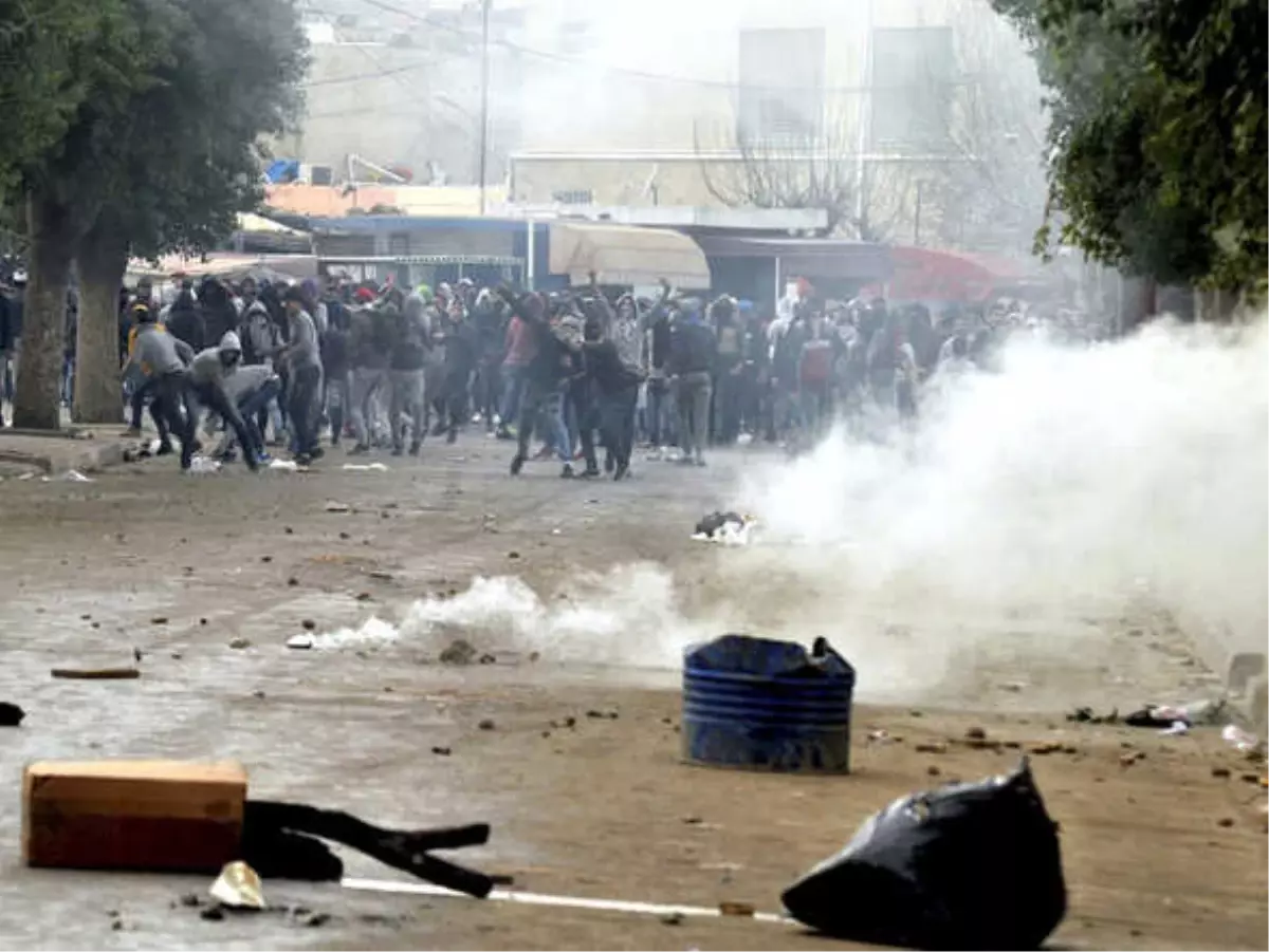 Tunus\'ta Sular Durulmuyor: Protestoların İkinci Gününde 206 Kişi Gözaltına Alındı