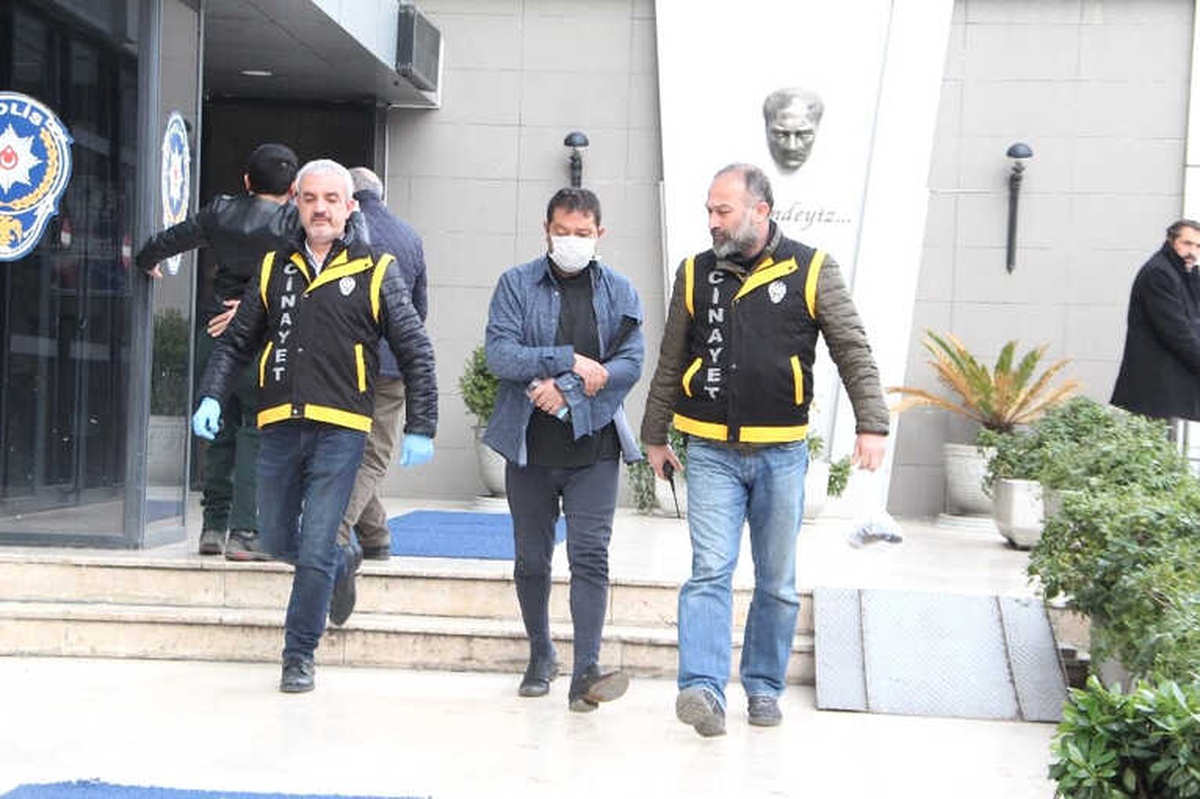 Yirmi Yerinden Bıçaklayıp Boğazını Kesti