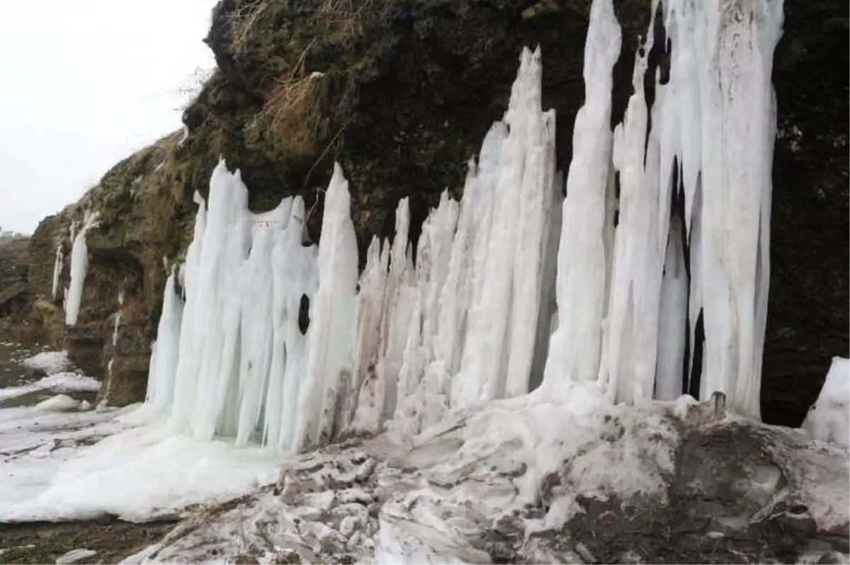 Ağrı\'da Donan Şelale Pamukkale Travertenlerini Andırıyor