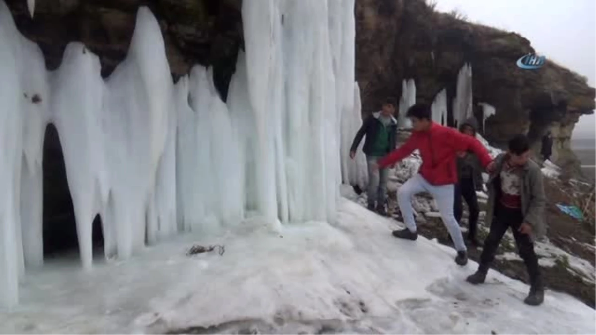 Ağrı\'da Donan Şelale Pamukkale Travertenlerini Andırıyor