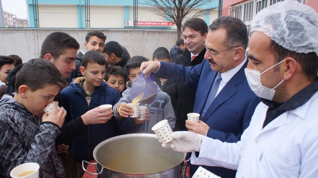 Ankara\'da Esnaftan Öğrenciye Sıcak Çorba İkramı