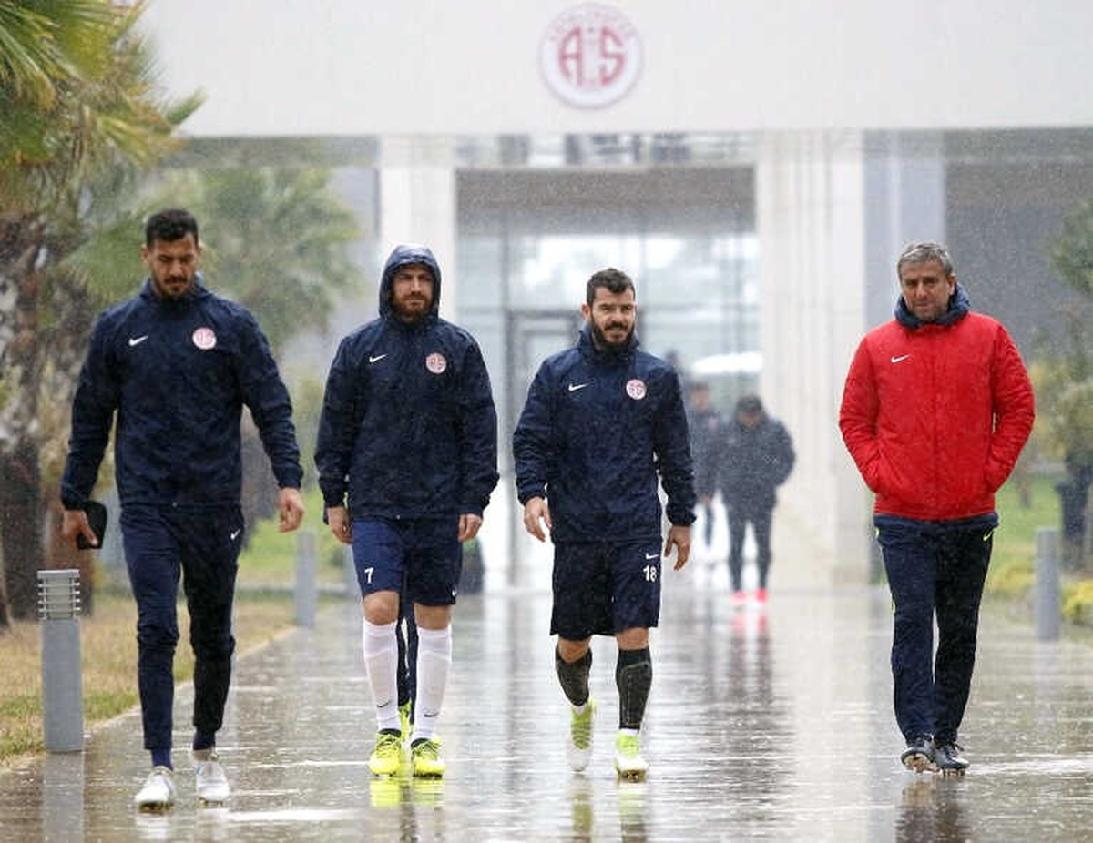 Antalyaspor Hazırlıklarını Sağanak Yağmur Altında Sürdürdü