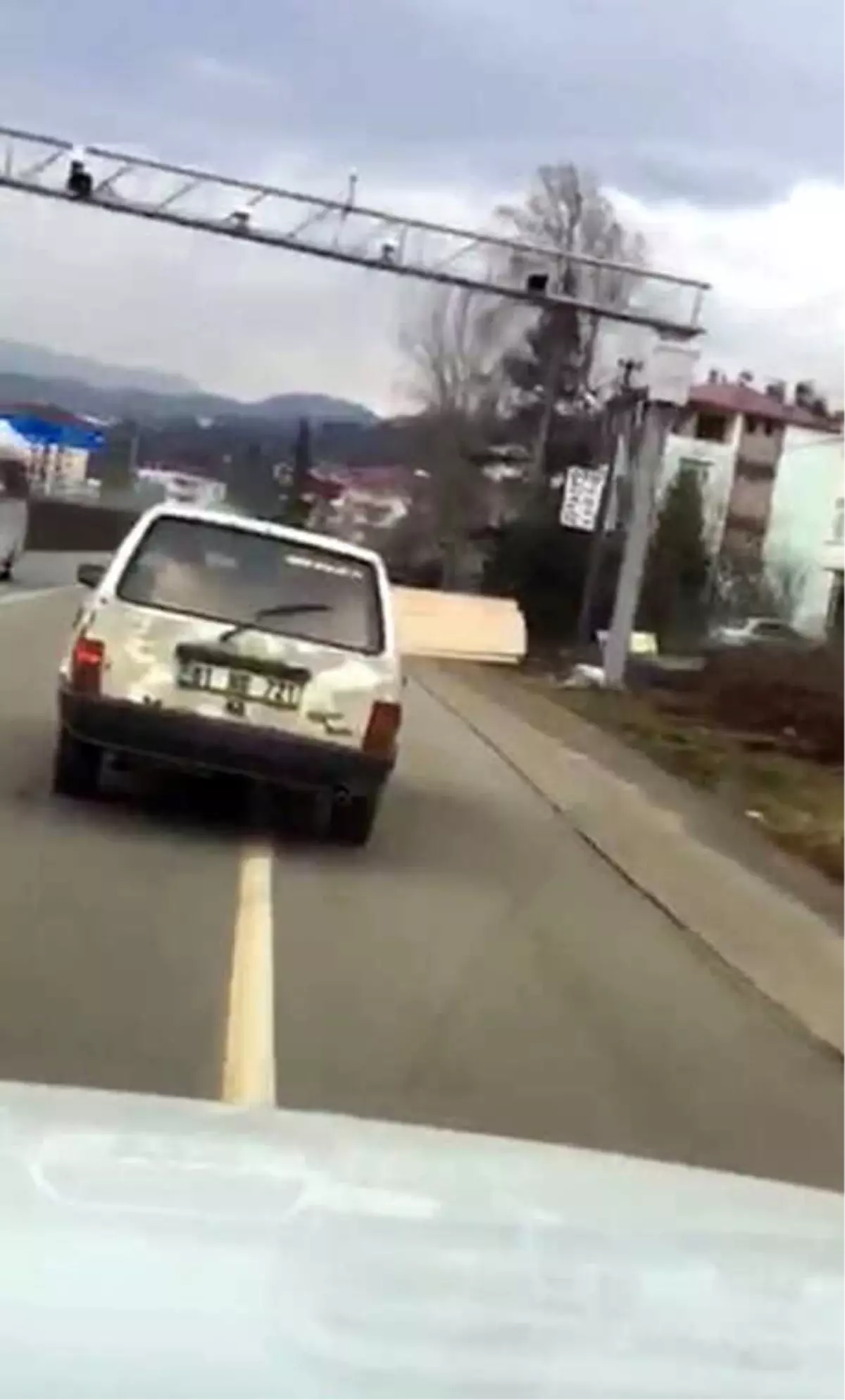 Aracın Camından Çıkan Tahtalar Trafiği Tehlikeye Soktu