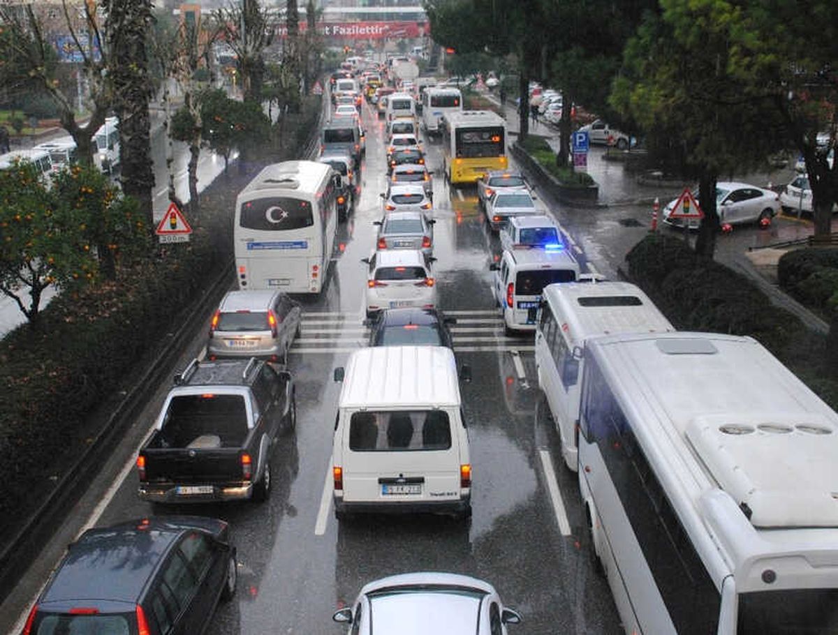 Aydın\'da Trafik Yoğunluğu Önlenemiyor