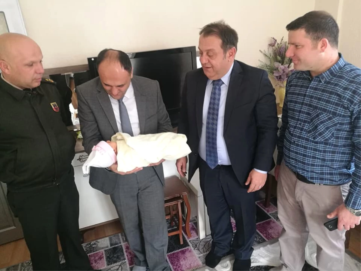 Başkan Özaltun\'dan Bebek Sahibi Olan Gaziye Ziyaret