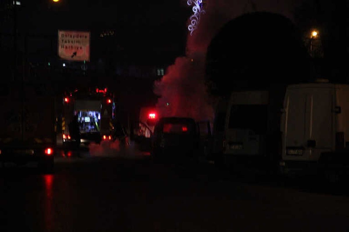 Beyoğlu\'nda Polis Aracı Alev Alev Yandı
