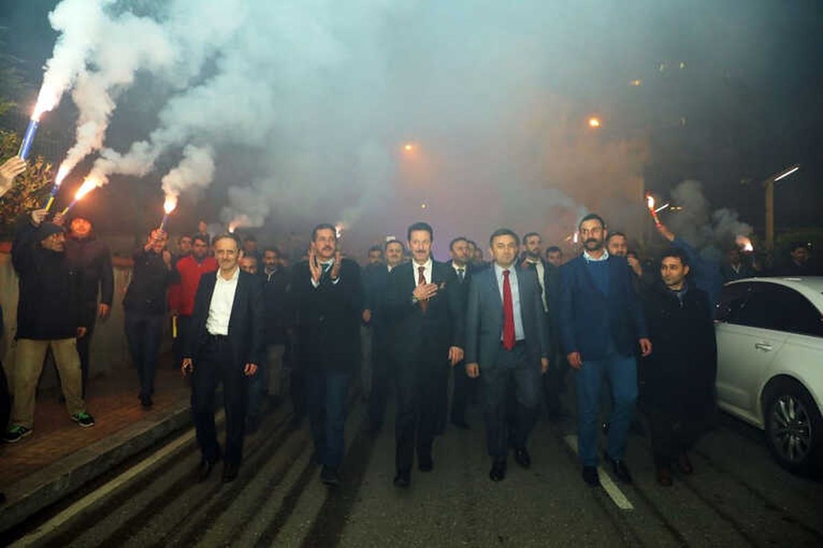 Çalışanlardan Başkan Tok\'a Meşaleli Teşekkür