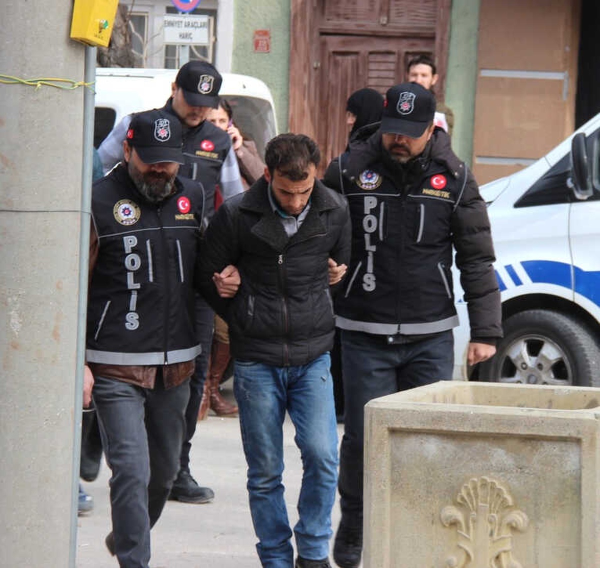 Eskişehir\'de Uyuşturucu Satıcıları Adliyeye Sevk Edildi