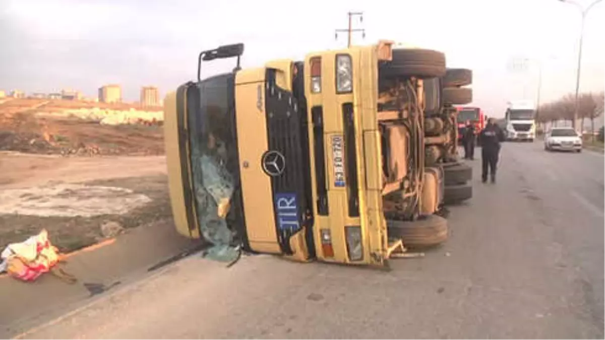 Gaziantep\'te Tır Devrildi: 1 Yaralı