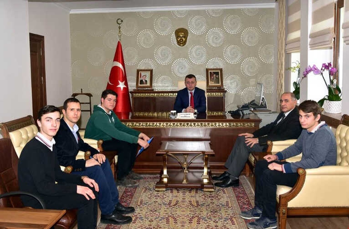 Gençler Projelerini Vali Büyükakın\'a Anlattı