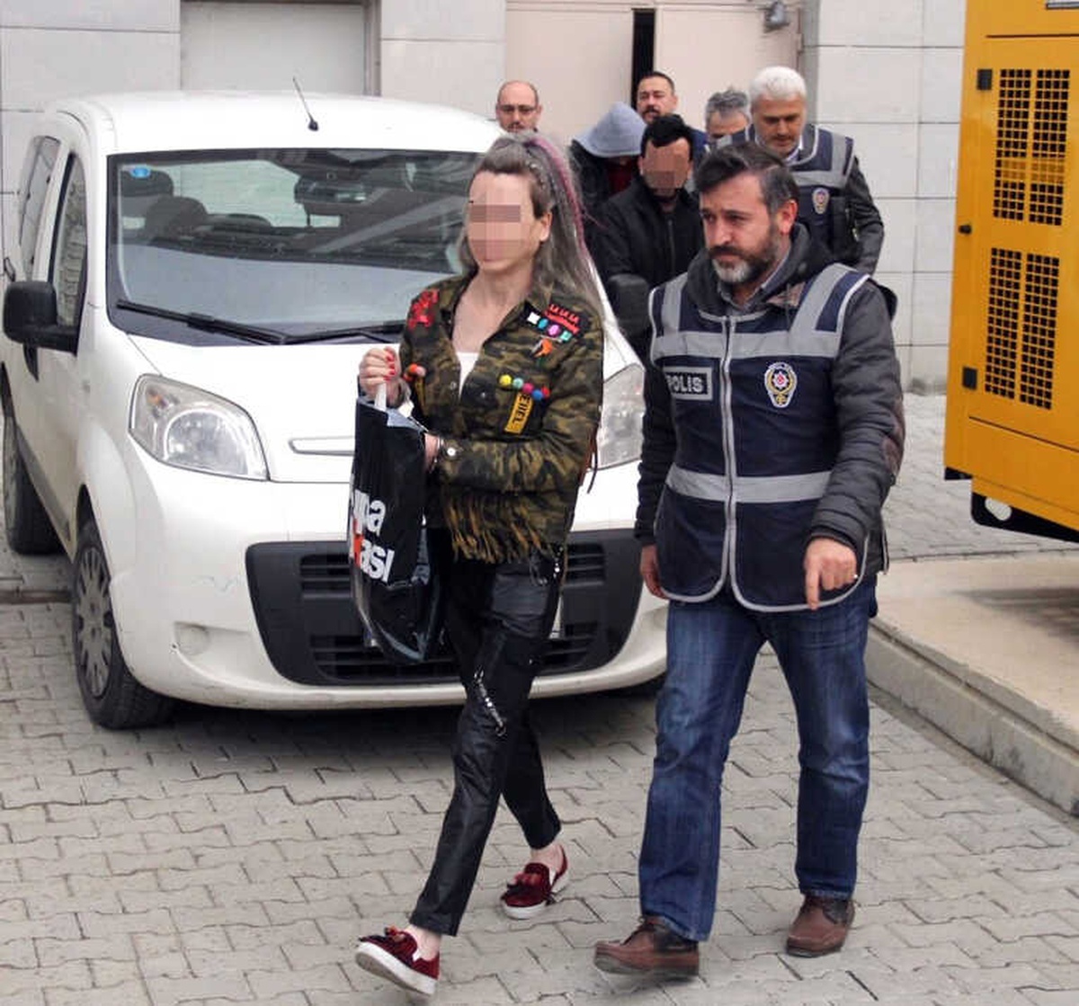 Gözaltına Alınan Travesti İlan Sitesi Yöneticileri Adliyeye Sevk Edildi