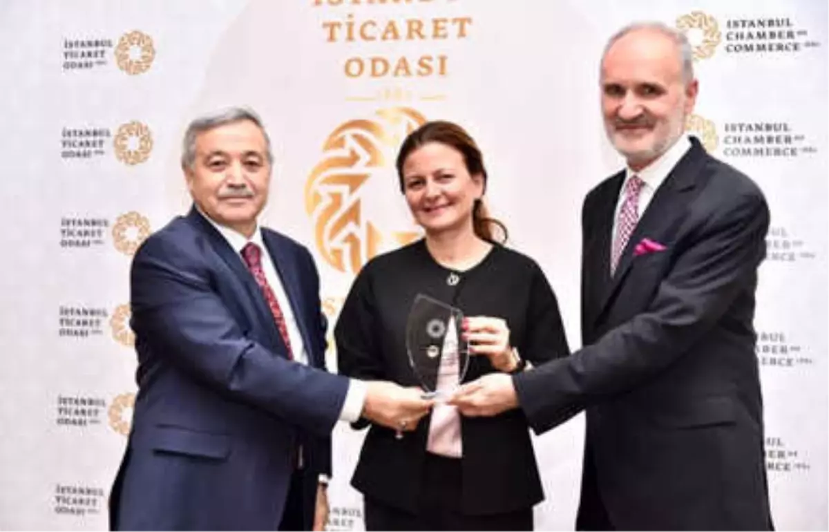 İto, Ebru Şapoğlu\'na Plaket Verdi