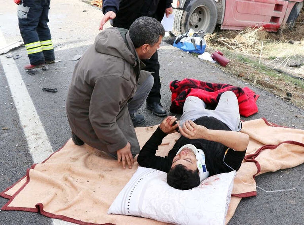 Kontrolden Çıkan Tır Minibüsle Çarpıştı: 1\'i Ağır 3 Yaralı