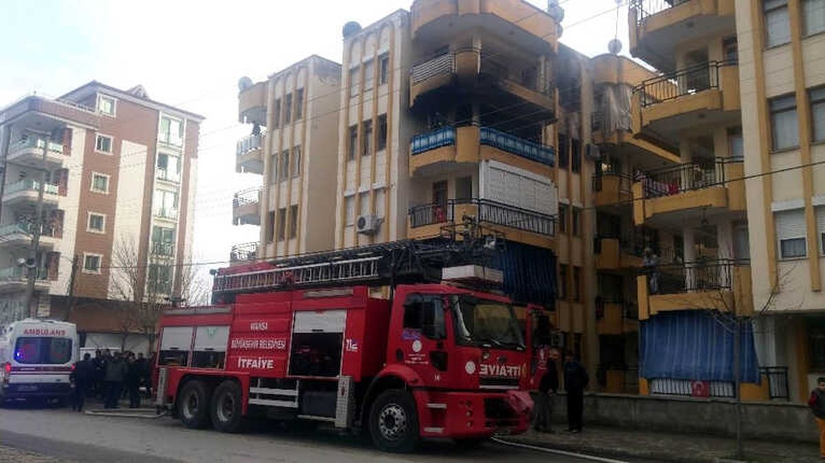 Manisa\'da Ev Yangını Korkuttu: 3 Kişi Dumandan Etkilendi