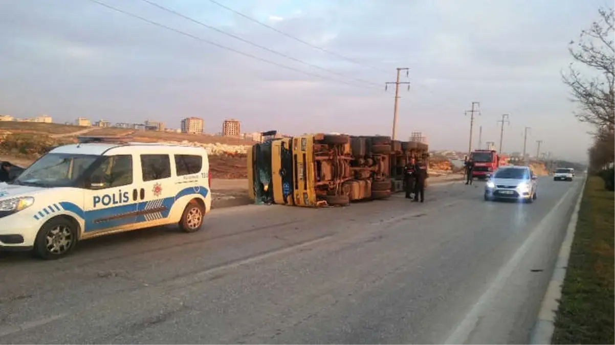 Öndeki Araca Çarpmamak İçin Tırı Devirdi