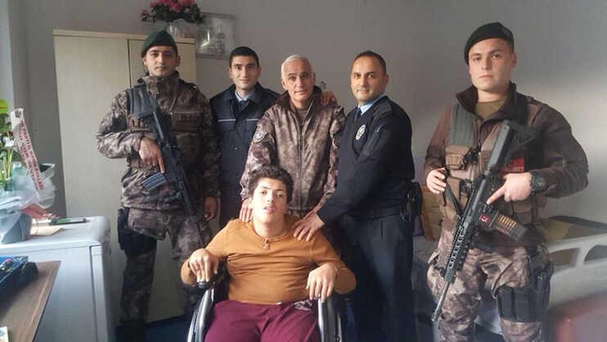 Polislere Sarılmak İçin 155\'i Aradı