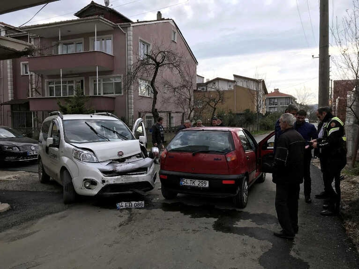 Sokak Arasında İki Araç Kafa Kafaya Çarpıştı: 2 Yaralı