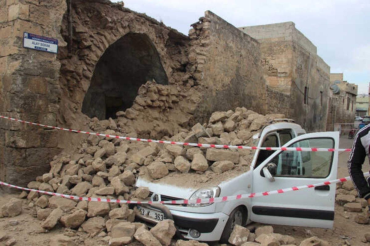 Üzerine Duvar Yıkıldı, Sürücü Ölümden Döndü