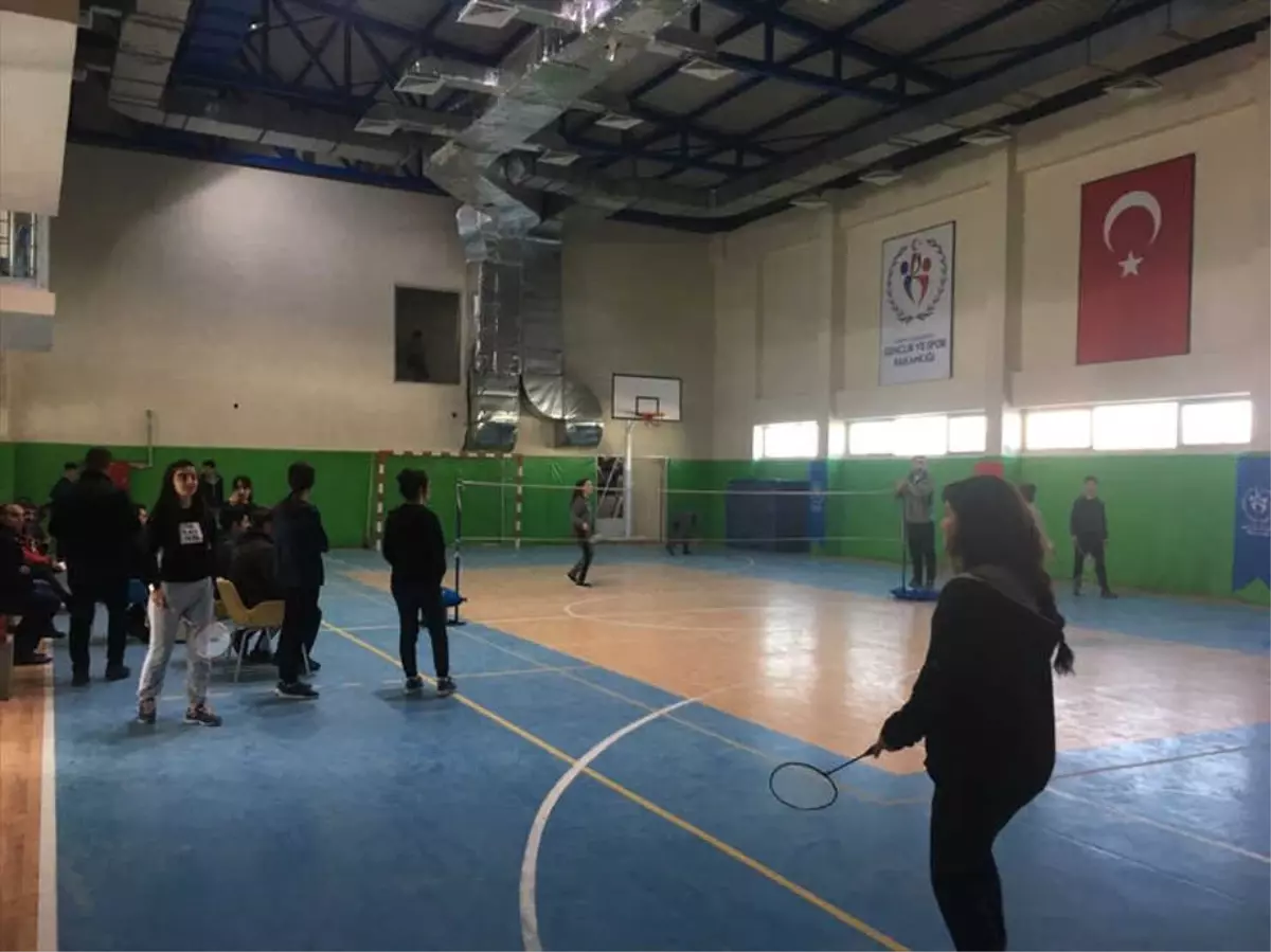 Yüksekova\'da Badminton Turnuvası