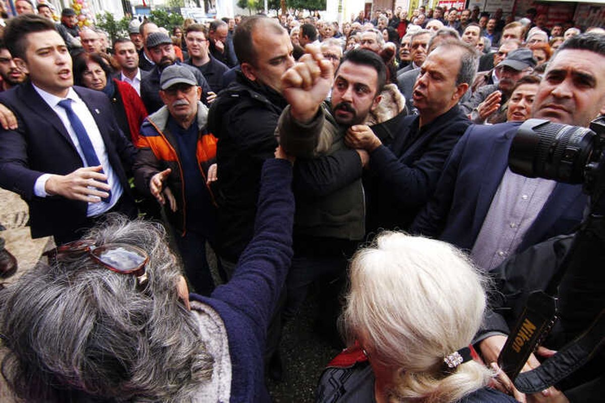 Antalya\'da CHP\'nin Devir Teslim Töreninde Arbede