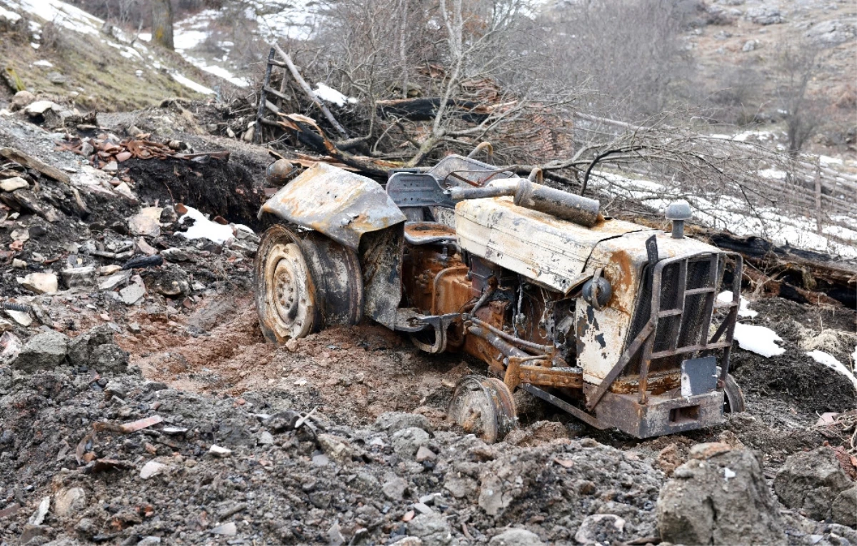 Bir Traktör Odunla, 5 Cesedi Yok Etmeye Çalışmışlar