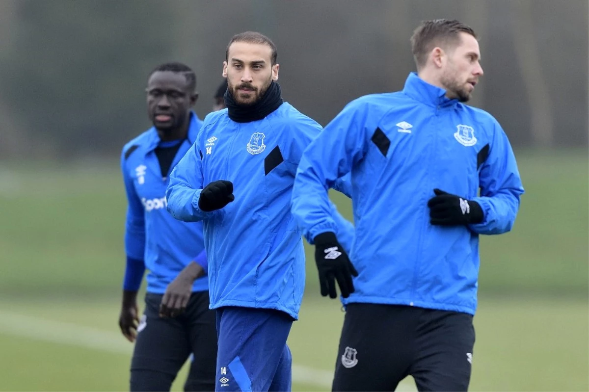 Milli Futbolcu Cenk Tosun Everton\'da İlk Antrenmanına Çıktı