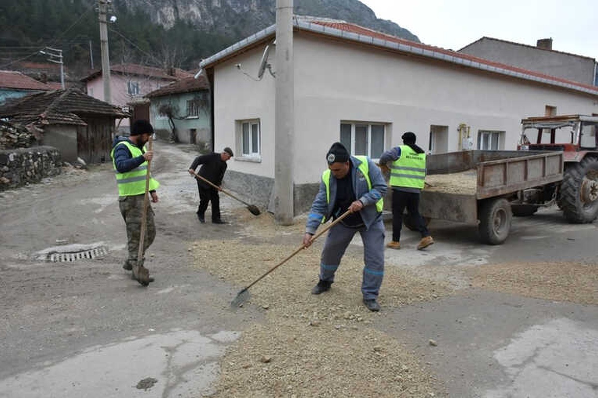 Eski\'nin Onarmadığı Çukurları İnönü Belediyesi Kapatıyor