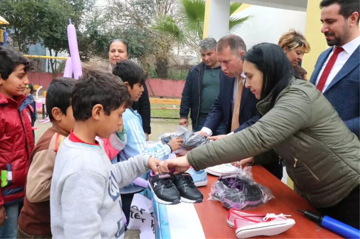 Gönüllüler, Tarım İşçisi Çocuklarına Mont ve Ayakkabı Yardımı Yaptı