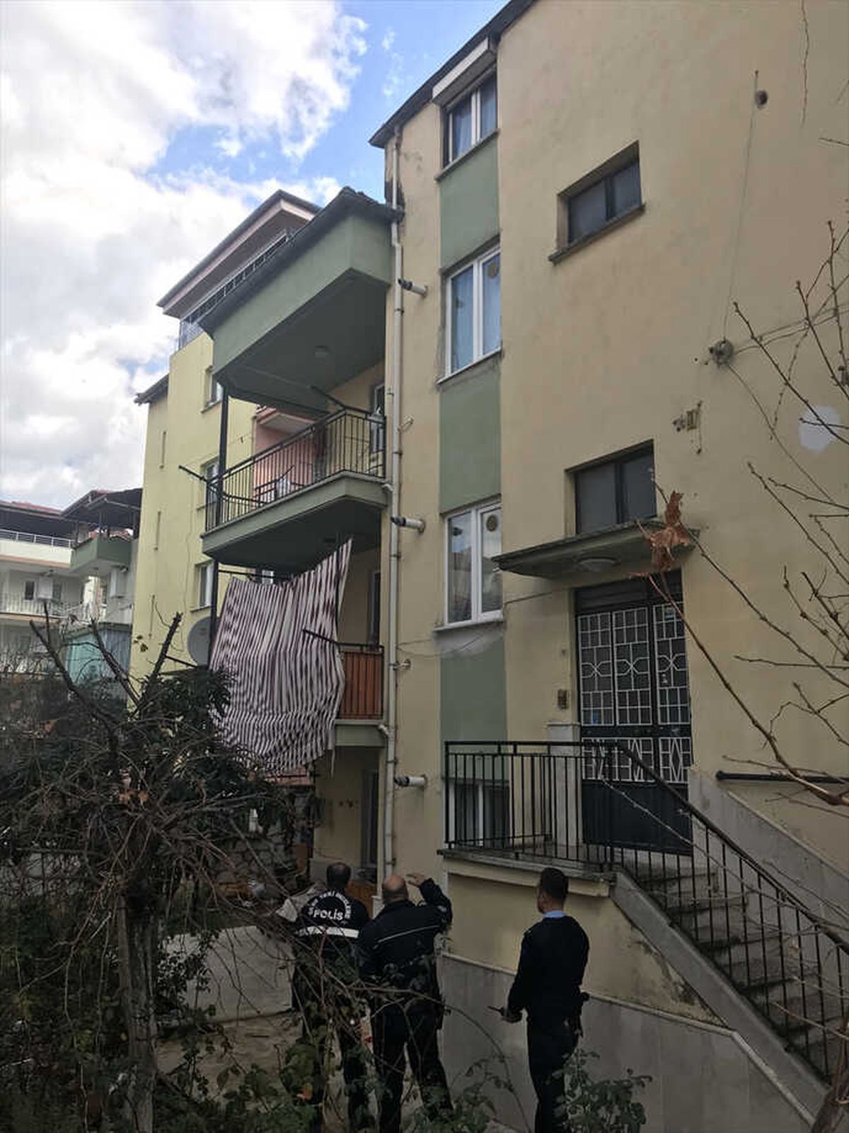 Güncelleme - Eşini Bıçaklayıp Kaçmaya Çalışırken Balkondan Düştü