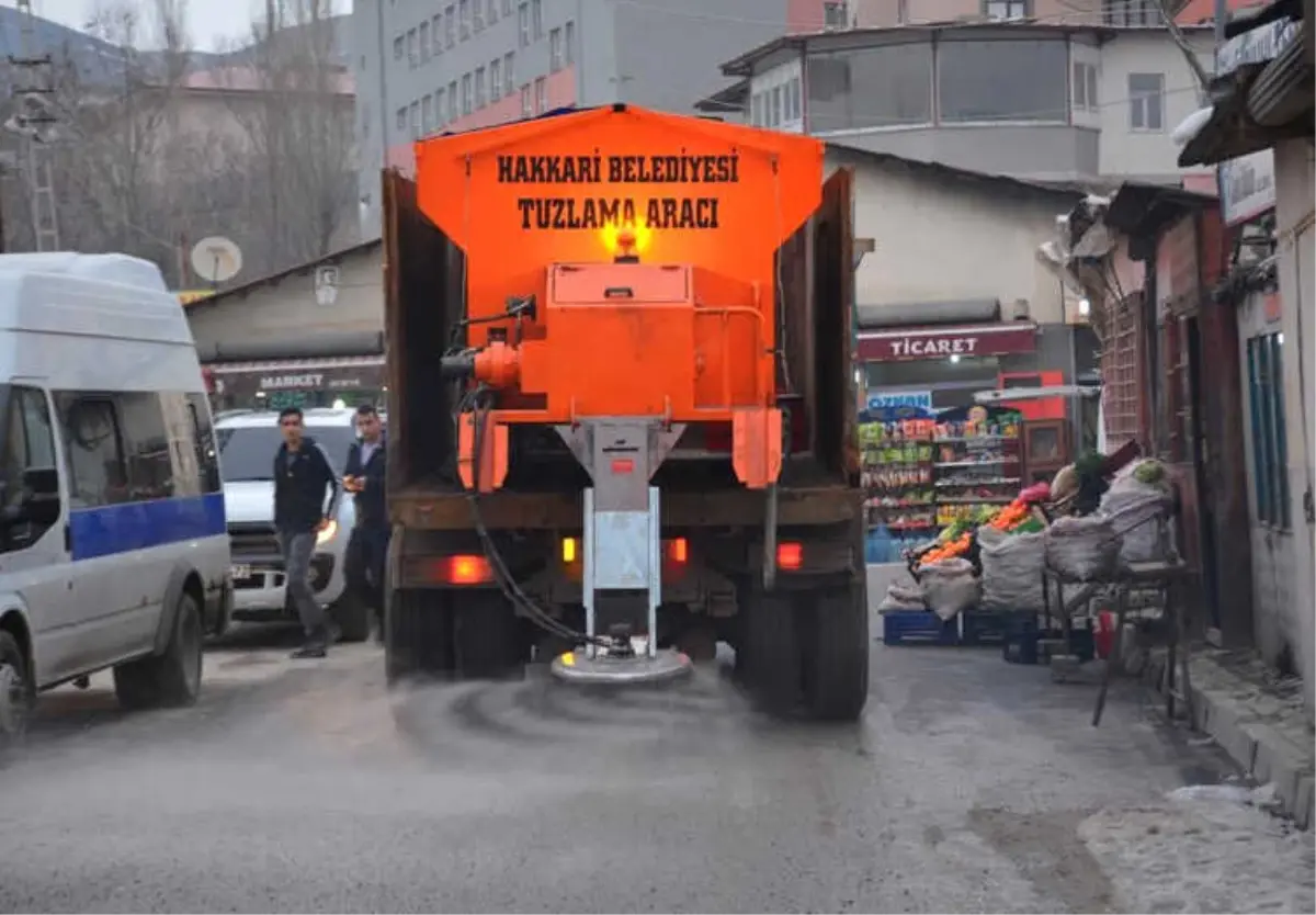 Hakkari Belediyesi Tuz Serpme Aracı Aldı